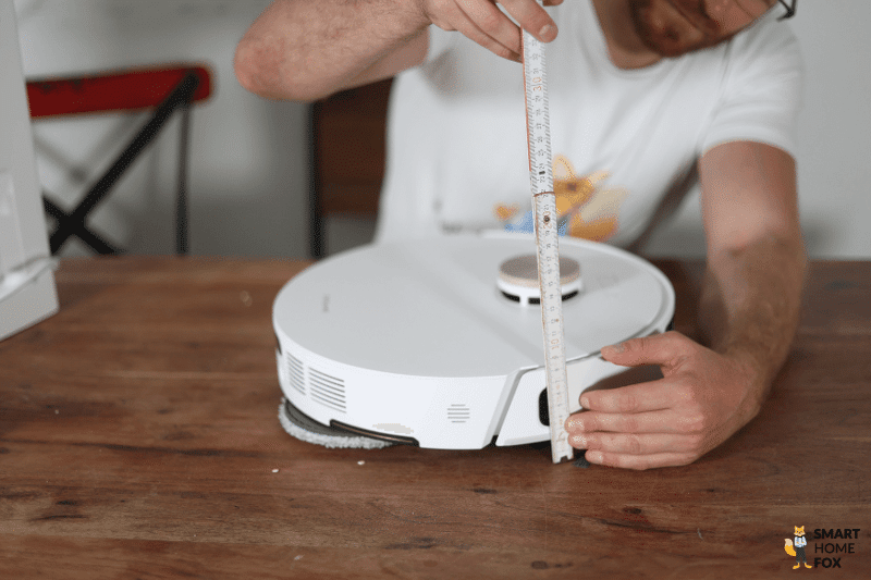 Dreame L20 Ultra измеряется линейкой.